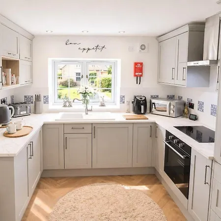 Hawthorn Cottage, Romantic Dog Friendly In *